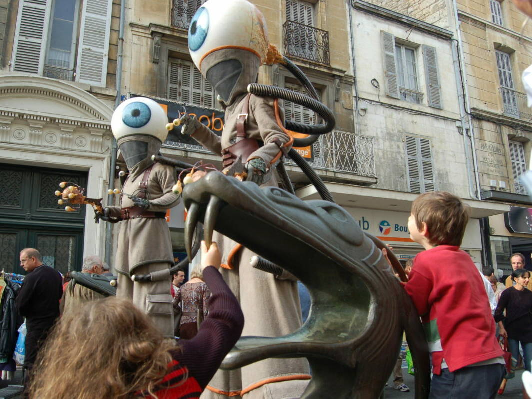 Animation de rue avec créatures mécaniques géantes et public familial lors d’une ouverture d’agence en ville (Nancy)