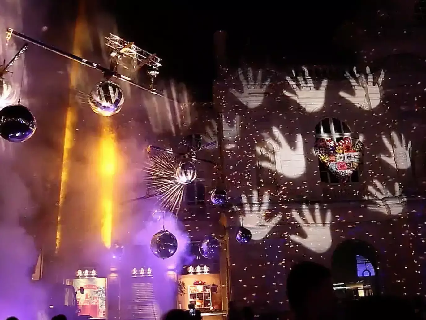 Mise en lumière événementielle sur la place du Ralliement à Angers, avec boules à facettes suspendues, effets de fumée, projections lumineuses et ambiance festive nocturne.