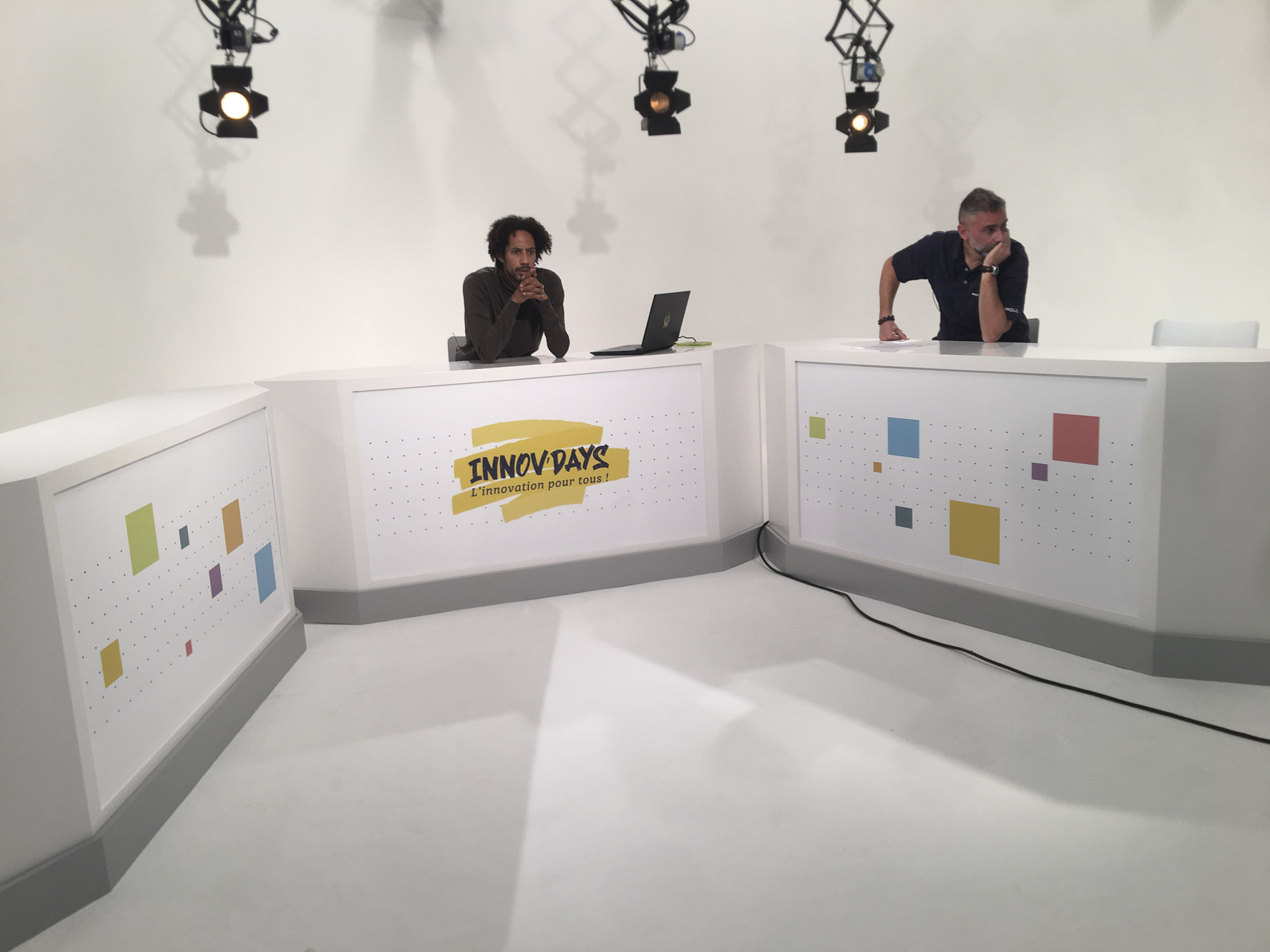 Studio de tournage pour les InnovDays MACIF, avec intervenants derrière des pupitres brandés, éclairage professionnel et scénographie épurée pour une diffusion en streaming.