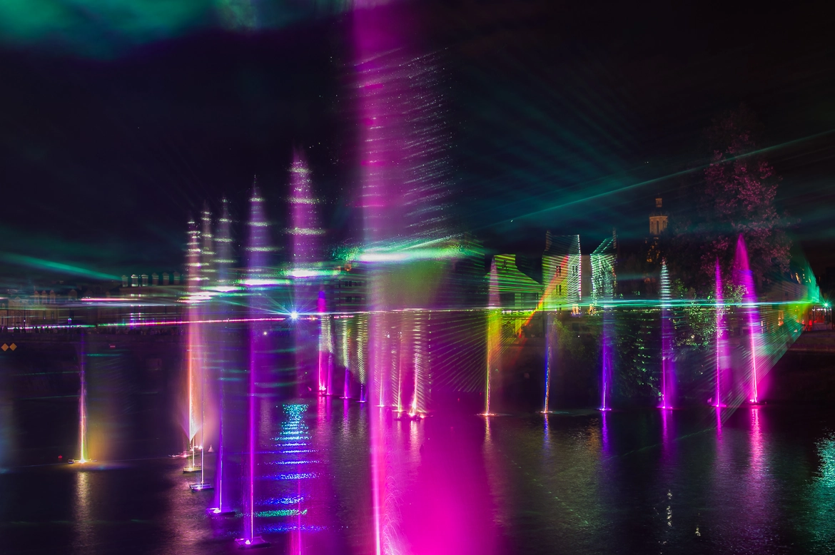 Spectacle nocturne Waterworks à Angers avec jets d’eau lumineux, lasers colorés et scénographie aquatique sur la rivière.