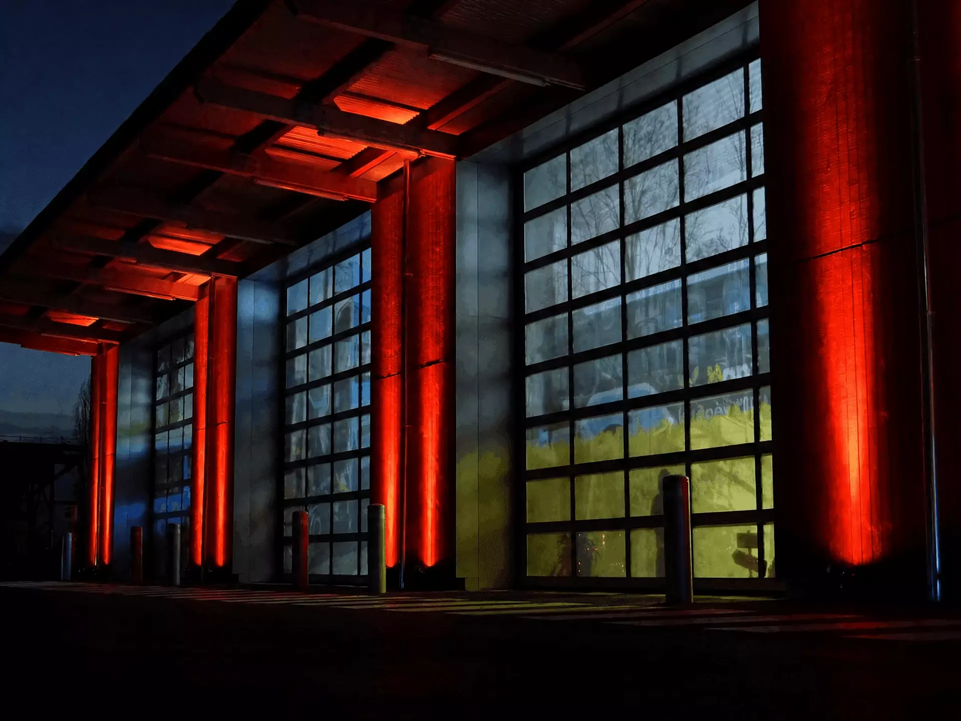Mise en lumière architecturale rouge pour la cérémonie des vœux de Niort Agglo destinée aux chefs d’entreprise niortais.