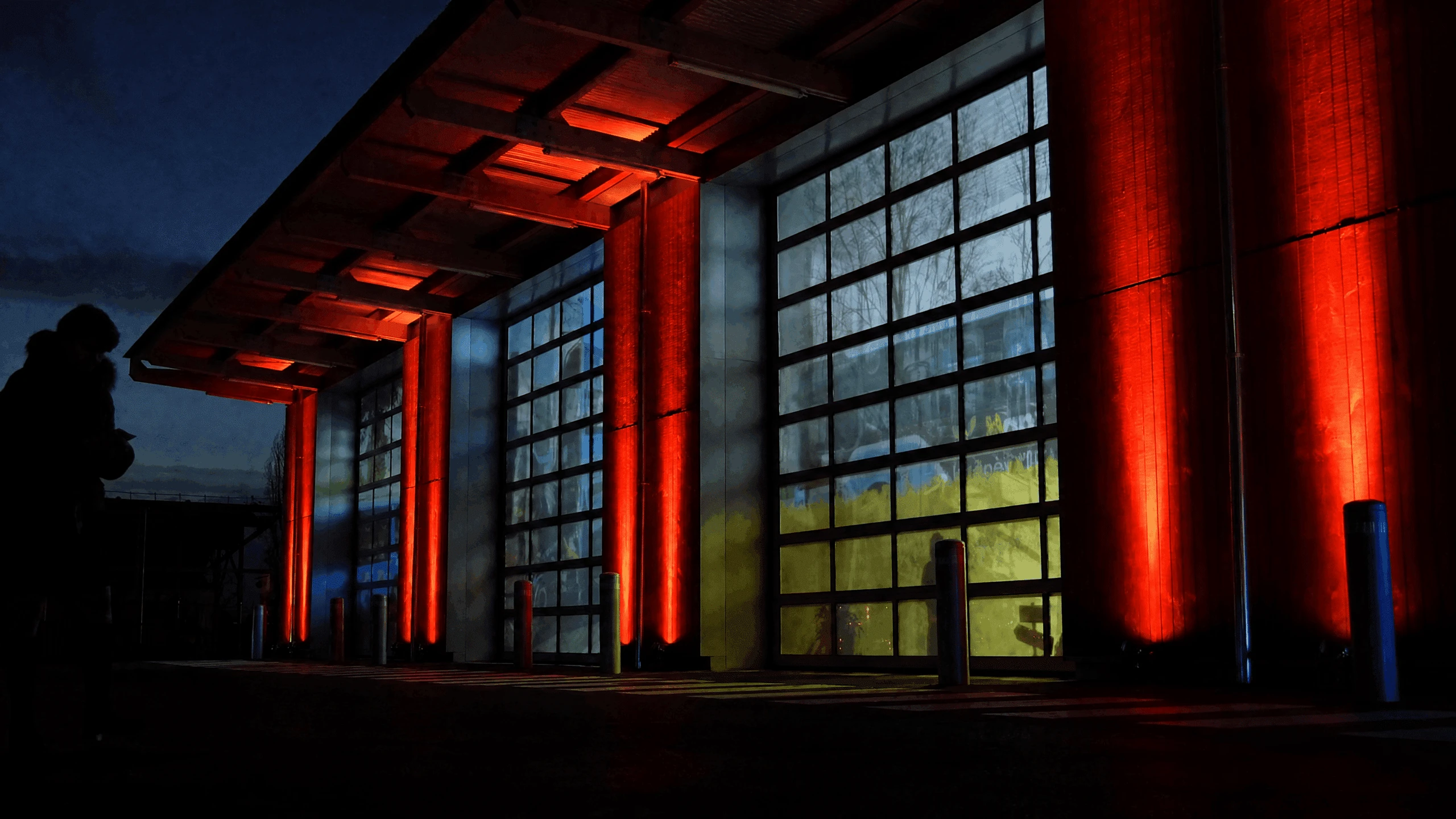 Mise en lumière architecturale rouge pour la cérémonie des vœux de Niort Agglo destinée aux chefs d’entreprise niortais.